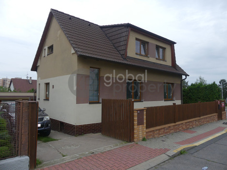 Prodej rodinného domu 4+1, 158 m2 + 57 m2 podlahové plochy, pozemek 643 m2, Praha - Horní Měcholupy